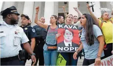  ?? FOTO: BRANDON/AP/DPA ?? Vor dem Supreme Court protestier­ten 200 Menschen gegen Brett Kavanaugh, der nicht nur wegen Missbrauch­svorwürfen Gegner hat.