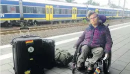  ?? BILD: Arne Jürgens ?? Mit zwei großen Koffern strandete Maren Thaden am Montag auf dem Bahnhof in Bad Zwischenah­n.