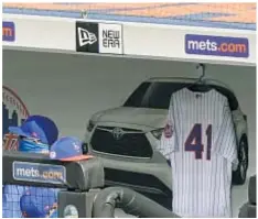  ??  ?? Day after news of his death, Tom Seaver is honored by Mets with scoreboard tribute and with hanging of his No. 41 jersey in their dugout before game against Yankees at Citi Field. Team also says a long-awaited Seaver statue is in process of being made and will be erected outside stadium. GETTY & AP