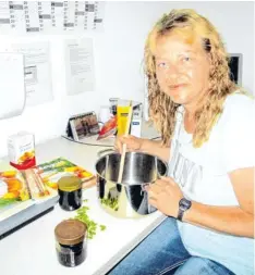  ?? Foto: Elisabeth Schmid ?? Alexandra Kleber aus Obergesser­tshausen kocht in ihrer Küche ihren Tannenspit­zenhonig ein.