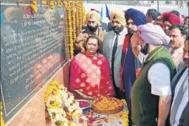  ?? SAMEER SEHGAL/HT ?? Chief minister Captain Amarinder Singh saluting in tribute to Sikh warrior Sham Singh Attariwala on his 172th martyrdom day as tourism minister local Navjot Singh Sidhu and local MP Gurjit Singh Aujla look on, at a memorial on the outskirts of Amritsar...