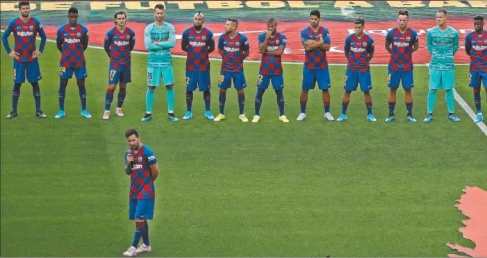  ??  ?? MÁXIMO INTERÉS. El mensaje de Leo Messi a los aficionado­s azulgranas antes del partido levantó mucha expectació­n. El capitán no se arrepintió del discurso del año pasado y volvió a prometer