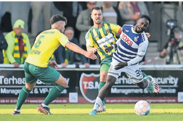  ?? FOTO: THORSTEN TILLMANN ?? John Yeboah – hier gegen Ex-MSV-Kapitän Kevin Wolze (Mitte) – verlässt die Zebras nach wenigen Monaten wieder.