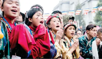  ??  ?? Tibetan devotees greet their spiritual leader the Dalai Lama as he arrives at the Thubchok Gatsel Ling Monastery in Bomdila, Arunachal Pradesh, on Tuesday. (AP)