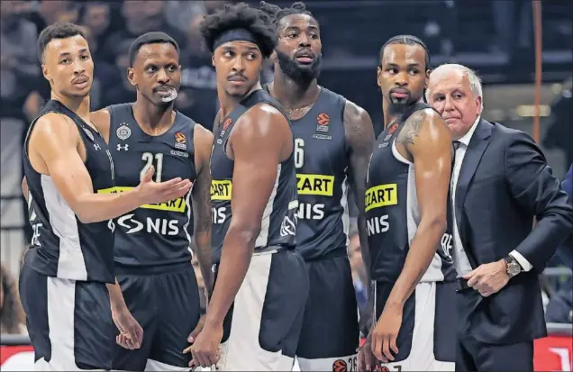  ?? ?? Zeljko Obradovic, entrenador del Partizán de Belgrado, con uno de sus quintetos principale­s: Dante Exum, James Nunnally, Zach LeDay, Mathias Lessort y Kevin Punter.