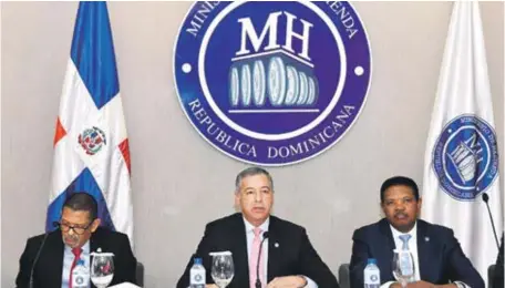  ??  ?? El ministro de Hacienda, Donald Guerrero, mostró los resultados de las finanzas públicas en 2019.