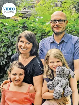  ?? BILD: SN/INNERHOFER ?? Die Familie Schlick: Florentina, Mama Antonia, Papa Christian und Carlotta mit ihrem Stoffhasen.