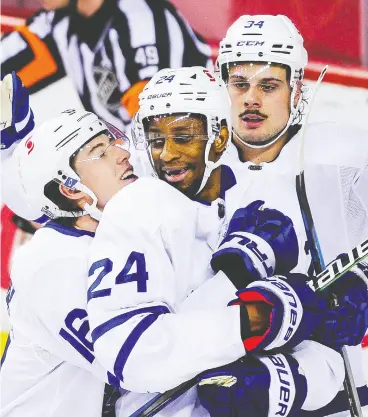  ?? Derek Leung / getty IMAGES ?? Wayne Simmonds, centre, takes a bear hug from Mitch Marner while Auston Matthews
looks on after Simmonds’ recent goal against the Calgary Flames.