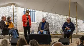  ?? (Photo D. G.) ?? Marie-Louise Gourdon a présenté le débat « L’écologie, une manière d’être au monde » avec Daniel Nahon, Noël Mamère et Laurie Benisti.