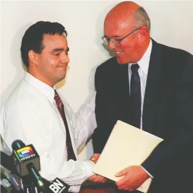  ?? MARK O'NEILL / POSTMEDIA NEWS FILES ?? Guy Paul Morin, left, shakes hands with Durham Police Chief Trevor McCagherty, who apologized to the wronged man on behalf of the force in August 1997. Morin was wrongly convicted in the 1984 murder of Christine Jessop.