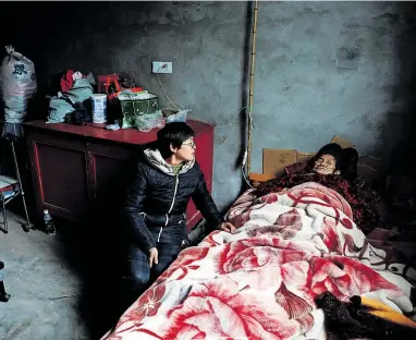  ?? [ Reuters ] ?? Frau Liao Xiafongs Mutter (86) wurde von einer Corona-Klinik in der Provinz Sichuan wieder nach Hause überstellt.