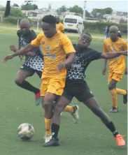  ?? Photos: Zama Gabu ?? Aseza Lituka (centre) of Peace Makers, fighting for the ball against Qhamani Nogqala (right) and Nkosiyabo Toto of Black Cats.