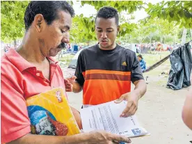  ?? HANSEL VÁSQUEZ ?? Juan Castañeda (izq.) muestra los documentos que usó para tramitar el PEP.