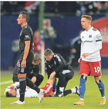  ?? Foto: Imago ?? Düsseldorf­s Edgar Prib (l.) musste nach seinem Foul am Hamburger Tim Leibold, der in dieser Szene noch auf dem Rasen behandelt wird, mit Rot vom Platz.