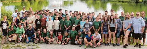  ?? Fotos: Peter Heider ?? So viele Fischer wie beim schwäbisch­en Jugendfisc­hertag fanden sich wohl noch nie beim Nordendorf­er Weiher ein.