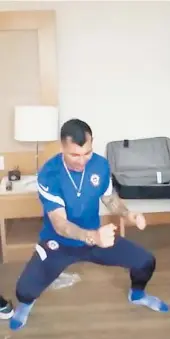  ??  ?? ► Gary Medel, bailando en su habitación en Río de Janeiro. Arturo Vidal lo filma.