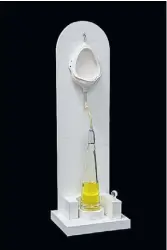  ??  ?? “Mutt (eau de toilette)”, de la serie “Mutt”, 2001, loza, vidrio y alto impacto, 60 x 16 x 13 cm.