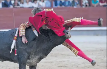  ?? / JULIÁN ROJAS ?? Manuel Escribano, cogido por su segundo toro en la corrida del 30 de mayo.