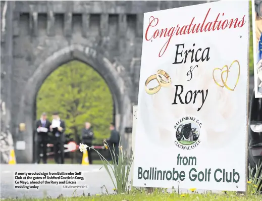  ?? STEVE HUMPHREYS ?? A newly erected sign from Ballinrobe Golf Club at the gates of Ashford Castle in Cong, Co Mayo, ahead of the Rory and Erica’s wedding today