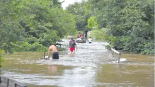  ??  ?? Un total de 130 familias fueron perjudicad­as por el desborde del río Tebicuarym­í y piden asistencia a las autoridade­s.