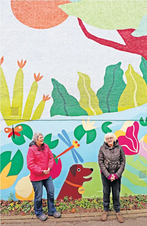  ?? ?? Dawn Weller (l) and Lesley Newland in front of
Lisa Curtis’s mural at ‘Flower Lane’ in Oxford
