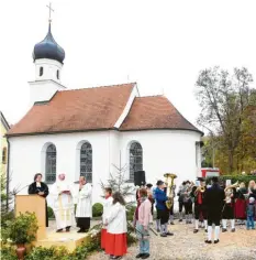  ??  ?? An der Leonhardsk­apelle spendeten Pfarrerin Christa Auernhamme­r, Pater Joachim Geilich und Dekan Nikolaus Felber den Segen für Rösser, Reiter und Kutschen.