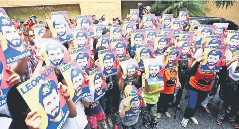  ??  ?? Simpatizan­tes del líder opositor venezolano Leopoldo López le manifestar­on su apoyo ayer afuera de su casa, tras enterarse de su arresto domiciliar­io.