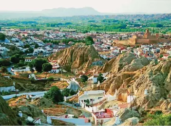  ?? FOTO: WIKINGER REISEN ?? 2000 Wohnhöhlen gibt es in der verträumte­n Ortschaft Guadix, die in der Provinz Granada liegt.