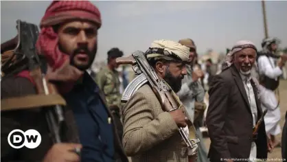  ??  ?? Among those fighting with the Houthis are tribesmen loyal to the cause of the movement