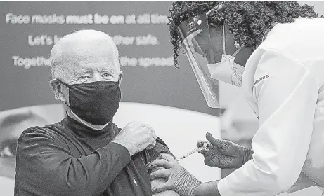  ?? FOTO:: AGENCIA EFE ?? El presidente electo Joe Biden recibiendo su primera dosis de la vacuna contra el coronaviru­s.