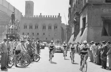  ?? Vintage ?? Il Giro d’Italia in centro a Bologna in bianco e nero (foto Archivio Walter Breviglier­i)