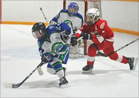  ?? STEVEN MAH/SOUTHWEST BOOSTER ?? Levi Wills (left) escaped the check of Weyburn’s Aidan Mohan during an 11-7 win on Friday.