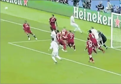  ?? VIDEO ?? La pelota rechazada por la defensa se aleja pero Ramos se abalanza sobre Karius y le golpea el rostro