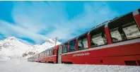  ??  ?? Wundervoll­e Winterland­schaften durchfährt der Bernina Express in der kalten Jahreszeit.