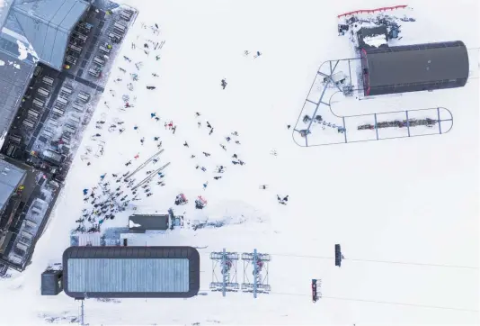  ?? Photos / George Heard ?? Enthusiast­s got out amongst the white stuff to make the most of the first day of skiing for the season at the Mt Hutt field in Canterbury yesterday.