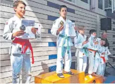  ?? FOTO: TSV ERBACH ?? Landesmeis­ter in zwei Altersklas­sen: Anton Popp (Mitte) fügte seinem U15-Titel nun auch den Sieg in der U13 hinzu.