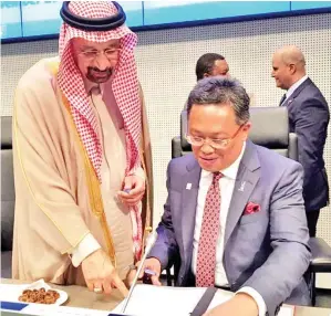  ??  ?? RAHMAN (duduk) bersama Menteri Tenaga, Industri dan Sumber Mineral Arab Saudi Khalid Al-Falih ketika pada mesyuarat di Peringkat Menteri OPEC dan bukan-OPEC ke-3 yang diadakan di Vienna, Austria.
