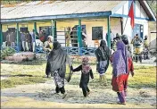  ?? WASEEM ANDRABI/HT ?? Women arrive to cast their vote in Srinagar on Monday.