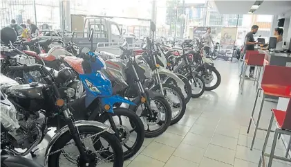  ??  ?? Concesiona­ria. La venta de motos usadas aumentó 8,3% en agosto y lo había hecho 5,6% en julio.