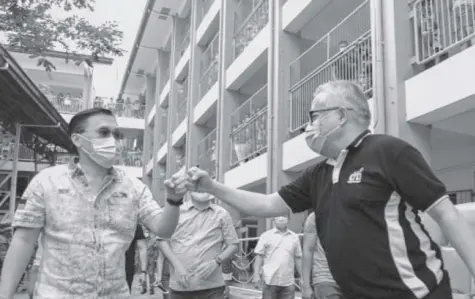  ??  ?? TRADE Secretary Ramon M. Lopez shares a light moment with Sen. Christophe­r Lawrence “Bong” Go in one of their visits and relief distributi­on to evacuation centers in typhoon- hit Marikina City.