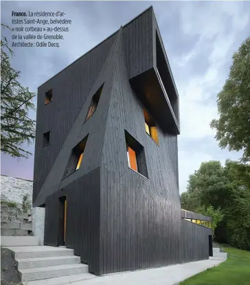  ??  ?? France. La résidence d’artistes Saint-Ange, belvédère « noir corbeau » au-dessus de la vallée de Grenoble. Architecte : Odile Decq.