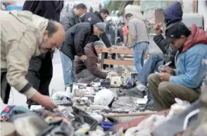  ??  ?? Souk Al Asr ou la brocante des pauvres à la recherche de vieux articles usés et pas chers