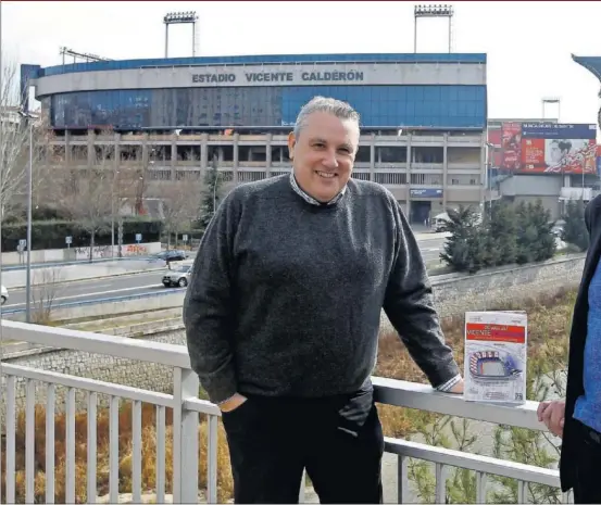  ??  ?? ORGULLO. Miguel Ángel Guijarro y Nacho Montero, periodista­s y autores del libro, posan junto a su obra sobre el río Manzanares, con el estadio Vicente Cal