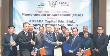  ??  ?? Awang Tengah (sixth left) witnesses the exchange of signed MoU between Hashim (fourth right) and Chen Xiao Min (fifth left).