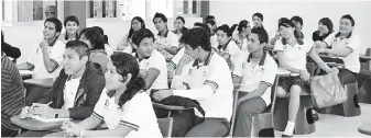  ??  ?? Estudian. Los alumnos del Conalep Saltillo podrán obtener experienci­a en el ramo automotriz practicand­o en plantas de la FCA.