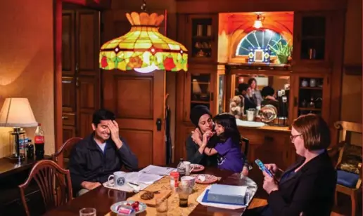  ?? SALWAN GEORGES PHOTOS/THE WASHINGTON POST ?? Musarrat Virji feeds daughter Maya, 9, slices of dates while Pastor Mandy France checks her phone after preparing with Virji for a next-day lecture.