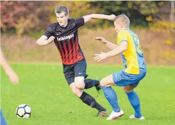  ?? FOTO: CHRISTIAN METZ ?? Oberzells Pascal Weiß (links) gegen Biberachs Dominik Felger. Der SVO will das Jahr mit einem Sieg gegen Ochsenhaus­en abschließe­n.