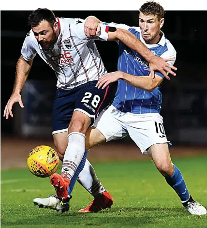  ??  ?? In the thick of things: County defender Kenny van der Weg holds off the challenge of Wotherspoo­n