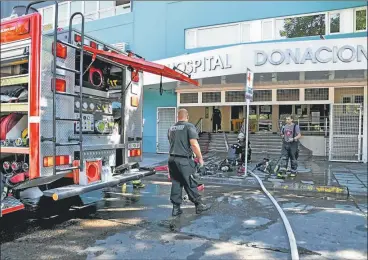  ?? FOTOS TELAM ?? BOMBEROS. En el siniestro, intervinie­ron cinco dotaciones, personal del SAME y Defensa Civil.