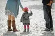  ?? Foto: Andreas Gebert, dpa ?? In vielen Familien ist ein Nachzügler, das klassische Nesthäkche­n, eine große Freude.